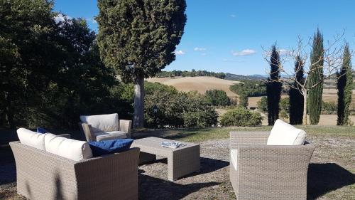 two chairs and a coffee table in a yard at Agriturismo Chieteno con piscina - Cetona in Cetona