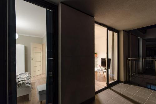 クラクフにあるWhite Swan Apartmentのベッドルームにつながるドア付きの部屋