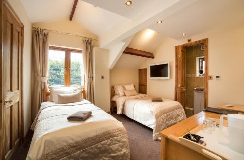 um quarto de hotel com duas camas e um lavatório em Acorns Old Farm em Bristol