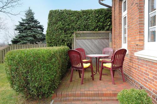 a table and chairs sitting on a brick patio at Landhaus von Felde in Esens