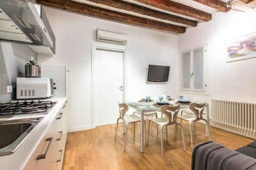 Küche/Küchenzeile in der Unterkunft Arsenale Design Apartment R&R