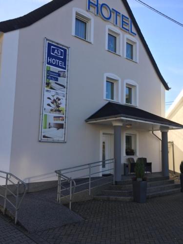 un hotel con un cartel en el costado en A3 Hotel, en Oberhonnefeld-Gierend