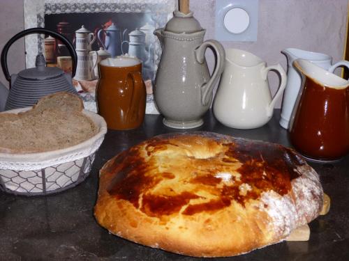 un pain assis au-dessus d'une table dans l'établissement B&B Fontbriand, à Réallon