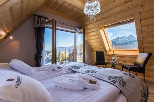 Giewont Residence في كوشتيليسكا: غرفة نوم بسرير مطل على جبل