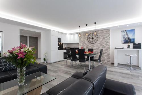 un salon avec un canapé et une salle à manger dans l'établissement Palladium Palais des Festivals, à Cannes