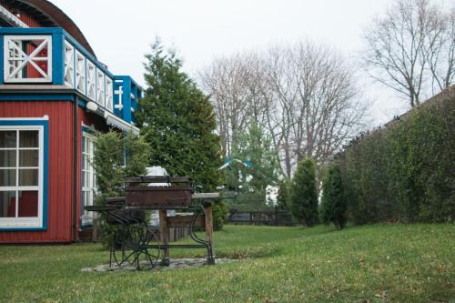 a grill in a yard next to a house at Vila Gija in Nida