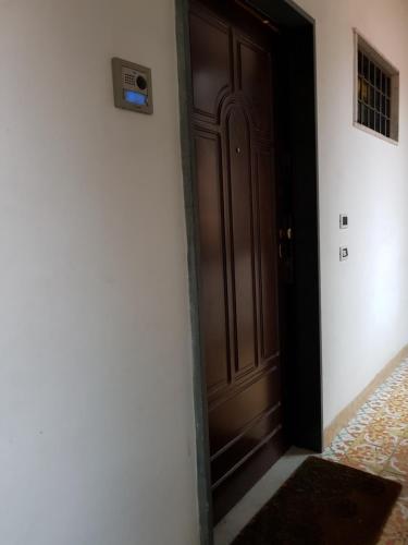 una puerta marrón en una habitación con una pared blanca en Villa Angelina, en Vietri