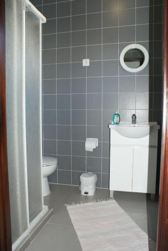 a bathroom with a toilet and a sink at Quartos do Lagar in Golegã