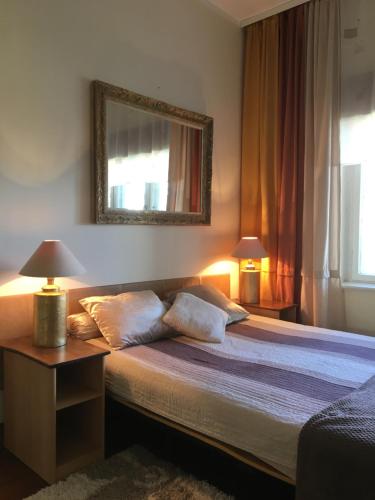 ヤストシェンビャ・グラにあるVilla Costaのベッドルーム1室(枕2つ、鏡付)