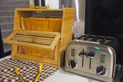 een houtkachel en een broodrooster op een tafel bij Ehwa In Myeongdong in Seoul