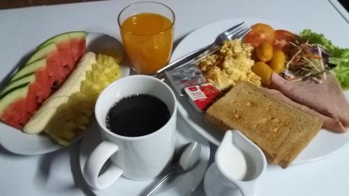 ein Frühstücksteller mit einer Tasse Kaffee in der Unterkunft Jungle Hill Beach Bungalow in Ko Jum