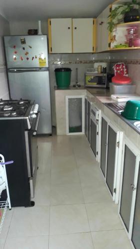 a kitchen with a stove and a counter top at Posada Miss Portia in Providencia