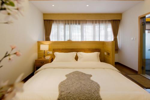 Ein Bett oder Betten in einem Zimmer der Unterkunft Lijiang Sunshine Nali Inn