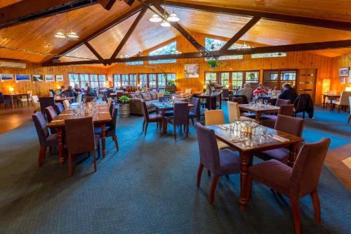 a restaurant with tables and chairs and people sitting at them at Granite Belt Retreat and Brewery in Stanthorpe