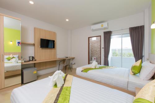 Кровать или кровати в номере Phant at Thalang Service Apartment