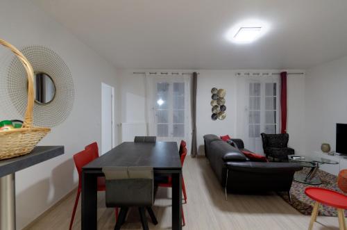un salon avec une table et un canapé dans l'établissement Red-line, à Serris