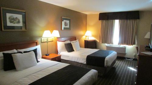 Katil atau katil-katil dalam bilik di FairBridge Inn & Suites