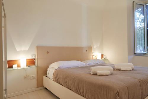 ローマにあるVatican Houseのベッドルーム1室(大型ベッド1台、タオル2枚付)