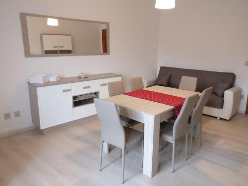 een keuken en eetkamer met een tafel en stoelen bij Nuovo appartamento a Clusone in Clusone