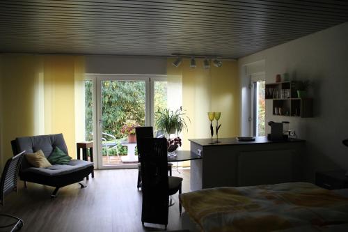 Cet appartement comprend une chambre avec un lit et une cuisine avec une fenêtre. dans l'établissement Apartment mit Burgblick im Grünen, Familie Held, à Burgthann
