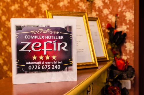 Hotel-Pensiunea Zefirに飾ってある許可証、賞状、看板またはその他の書類