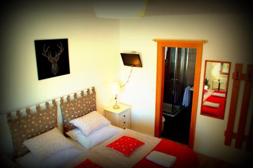 a small bedroom with a bed and a mirror at Haus Susanne in Radstadt