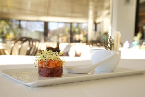 un plato de comida con una planta en una mesa en Hotel Lido en Angera