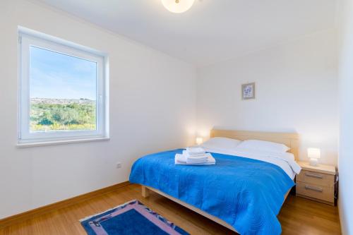 ein weißes Schlafzimmer mit einem Bett und einem Fenster in der Unterkunft Vila Mimoza in Milna