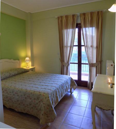 Кровать или кровати в номере Zaggou Apartments