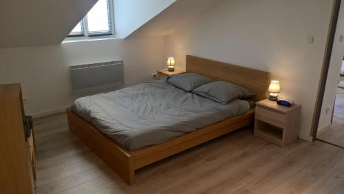 Un dormitorio con una cama con dos luces. en Rent4night Grenoble Europole, en Grenoble