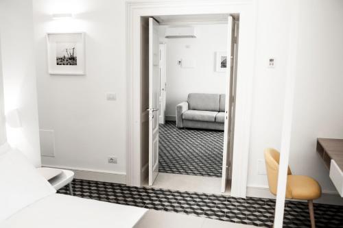 Ruang duduk di MoMa Business Apartments