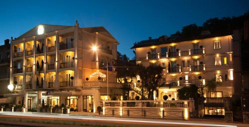 un gran edificio con luces delante en Hotel Vandelli, en Pavullo nel Frignano