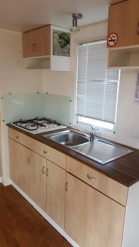 Kuchyň nebo kuchyňský kout v ubytování Camping New Rabioux