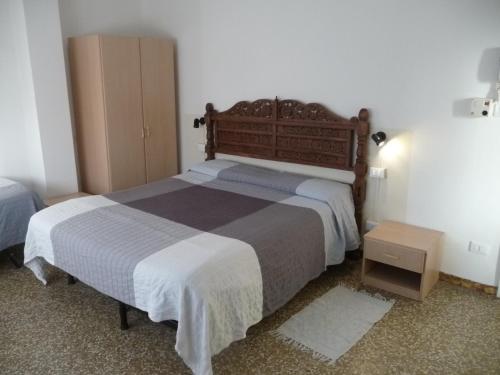 Appartamento Franca في ميستر: غرفة نوم بسرير كبير وخزانة