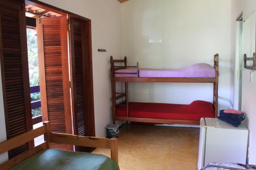 a room with two bunk beds in a room at Pousada O Canto das Sereias in Trindade