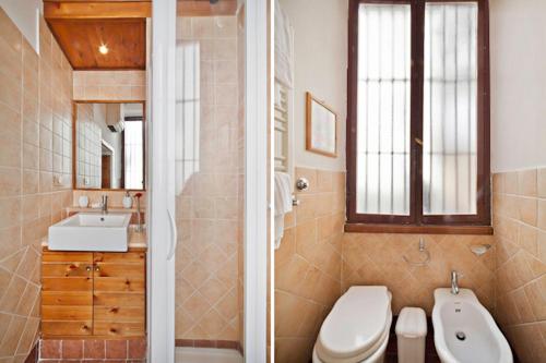 bagno con servizi igienici e lavandino di Caratteristico appartamento a Piazza Navona a Roma