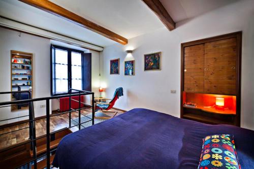 ローマにあるCaratteristico appartamento a Piazza Navonaのベッドルーム(青いベッド1台、バルコニー付)