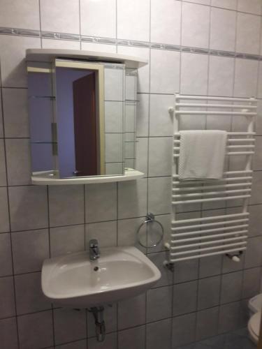 a bathroom with a sink and a mirror and towels at Ferienwohnung Kupfer in Göstling an der Ybbs
