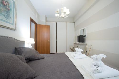 - une chambre avec un lit et des serviettes dans l'établissement Holidays Banchi Nuovi, à Rome