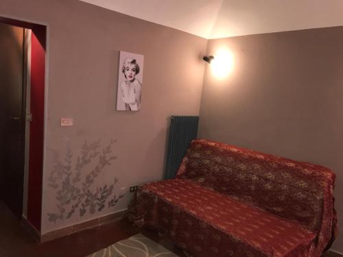 1 dormitorio con 1 cama y una foto en la pared en La Volta, en Parma