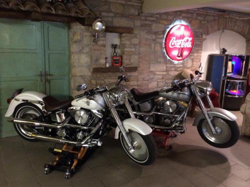 two motorcycles parked in front of a brick wall at Hotel Vandelli in Pavullo nel Frignano