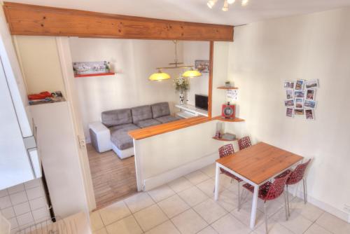 a living room with a table and a couch at L'Appart Elegance Part Dieu in Lyon