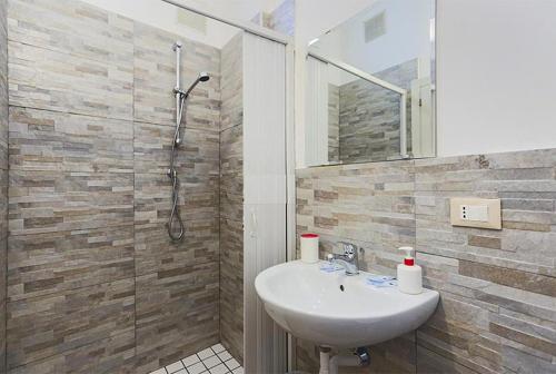 uma casa de banho com um lavatório e um chuveiro em Hotel Galles Rimini em Rimini