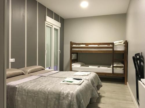 Bunk bed o mga bunk bed sa kuwarto sa Pensión La Bilbaina - Albergue Logroño