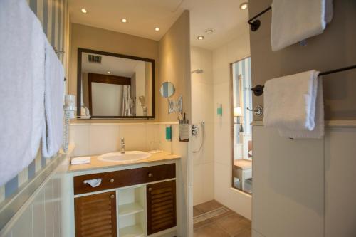 Een badkamer bij 4-Sterne Superior Erlebnishotel Bell Rock, Europa-Park Freizeitpark & Erlebnis-Resort