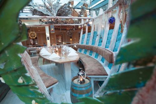 an overhead view of a restaurant with a table and chairs at 4-Sterne Superior Erlebnishotel Bell Rock, Europa-Park Erlebnis-Resort in Rust