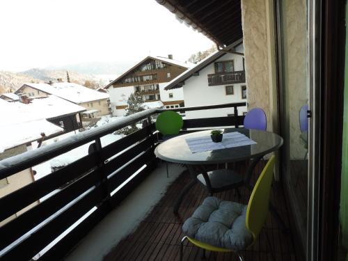 einen Balkon mit einem Tisch und Stühlen sowie Aussicht in der Unterkunft Grün und herzlich in Oberstaufen