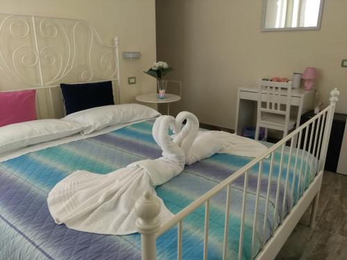ラ・スペツィアにあるLa Branda Brin Guest Houseの白鳥2頭(ベッドルーム内のベッドに座る)