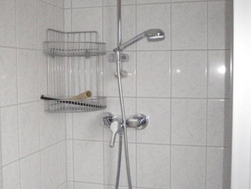 ビューズムにあるHaus Petersのバスルーム(シャワー、シャワーヘッド付)が備わります。