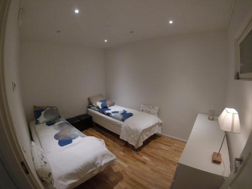 um quarto com duas camas e um candeeiro em Arctic Jokasa Apartment em Rovaniemi